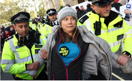 她被捕了？英国再次爆发抗议游行！罕见风暴席卷，多条火车线路停运......