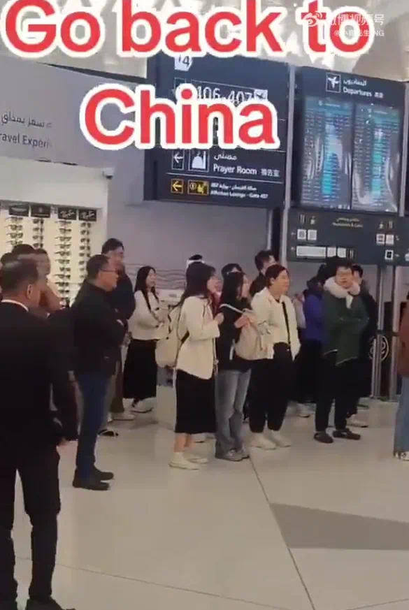 好尴尬！中国旅客在国外机场一起大喊：Go back to China！老外都看呆了......